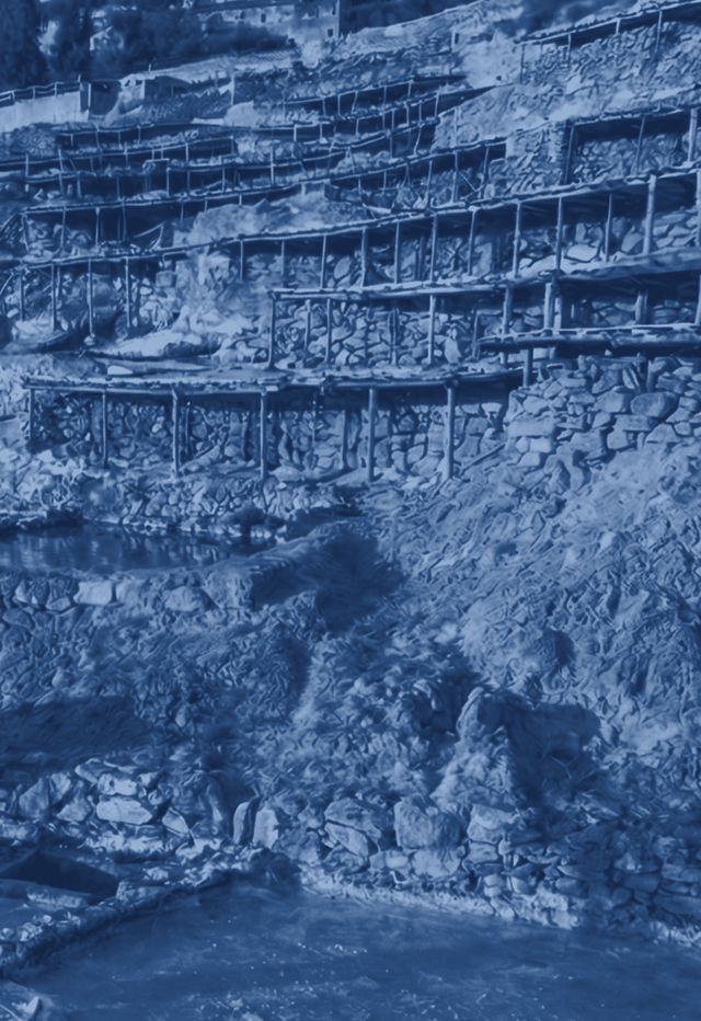 Bancales de las salinas de Poza de la Sal, en tonos azules